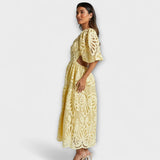 Elegantní šaty s jemnými detaily