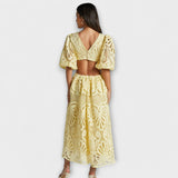 Elegantní šaty s jemnými detaily