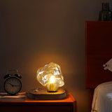 Skleněná stolní lampa ve tvaru ledového kamene