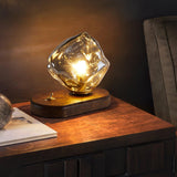 Skleněná stolní lampa ve tvaru ledového kamene