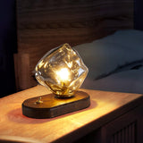 Skleněná stolní lampa ve tvaru ledového kamene