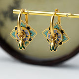 Par de aretes envernizados de estilo vintage con un toque sofisticado