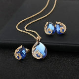 Conjunto de collar y aretes en cristal azul con dorado