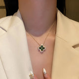 Collar de trébol esmeralda reluciente en oro