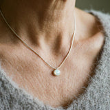 Collar clásico con colgante solitario de plata