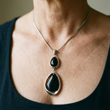 Elegant vintage pendant necklace with black stone