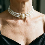 Elegant collar with three pearls