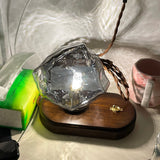 Skleněná stolní lampa ve tvaru ledového kamene