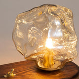 Skleněná stolní lampa ve tvaru ledového kamene
