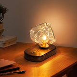 Skleněná stolní lampa ve tvaru ledového kamene