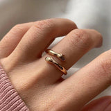 Anillo ajustable en forma de abrazo