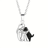 Collar con niña y perro abrazados