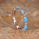 Anillo de platino con diamantes y ópalo en forma de corazón