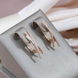 Pendientes de cruz elegantes de oro