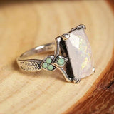 Anillo vintage de plata con ópalo blanco