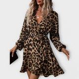 Stylové šaty s leopardím vzorem, výstřihem do V a zavazovacím páskem