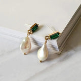 Earrings with pearls and emeralds in gold