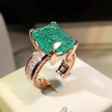 Anillo de Oro con Piedra Verde Brillante
