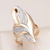 Anillo elegante de oro con puntas