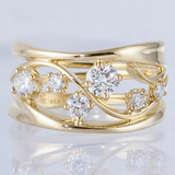 Elegante anillo chapado en oro con circonitas