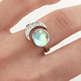 Piedra lunar en forma de media luna