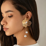 Pendientes bohemios con perlas y pétalos