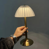 Bezdrátová stolní lampa z kovu a krystalu