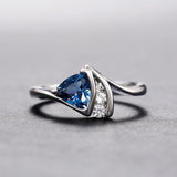 Anillo plateado vintage con piedra azul triangular