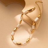 Collar vintage con perlas rectangulares doradas y blancas