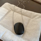 Collar clásico con cadena plateada y piedra negra