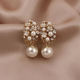 Pendientes elegantes con perlas y flores